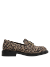 Elegante mocasín de cuero leopardo con detalles metálicos, perfecto para un look audaz.
