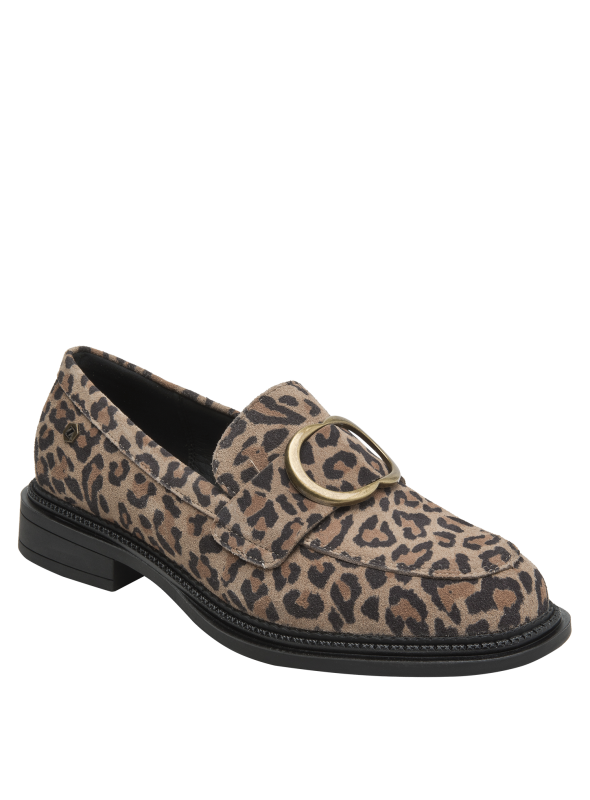 Zapato mocasín de cuero animal print para mujer, sofisticado y moderno con hebilla dorada.