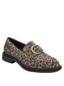 Zapato mocasín de cuero animal print para mujer, sofisticado y moderno con hebilla dorada.