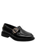 Clásico mocasín de cuero negro para mujer, combina con atuendos formales y casuales.