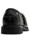 Mocasín de cuero negro con hebilla dorada, versátil y sofisticado para el día a día.