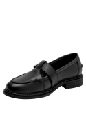 Mocasín de cuero negro para mujer con hebilla dorada, estilo casual y diseño clásico.