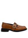 Mocasín camel de cuero para mujer, textura pulida y hebilla dorada, ideal casual.