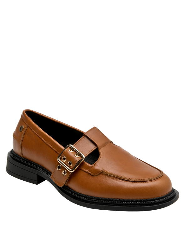 Elegante mocasín de cuero camel, hebilla dorada decorativa, estilo casual para mujer.