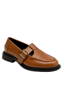 Elegante mocasín de cuero camel, hebilla dorada decorativa, estilo casual para mujer.