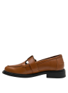 Mocasín de cuero camel con diseño clásico, hebilla dorada lateral para mujer.