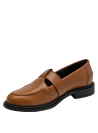 Detalle del cuero liso camel y hebilla dorada en mocasín casual de mujer.