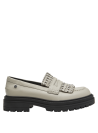 Mocasín casual de cuero beige con suela robusta negra, diseño moderno y versátil para mujer.