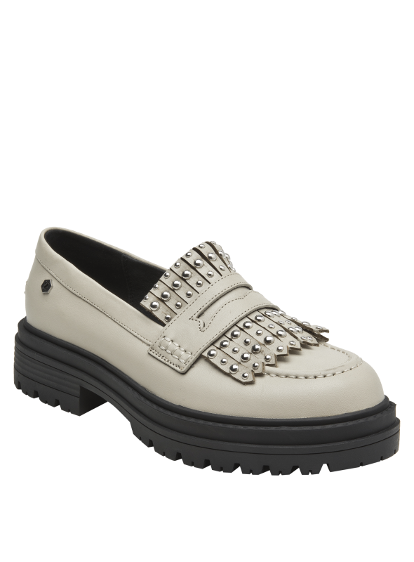 Elegante mocasín de cuero crema para mujer, con adorno de tachas y flecos, perfecto para eventos casuales.