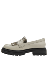 Mocasín femenino en cuero beige con detalles metálicos, ideal para un look punk chic desenfadado.
