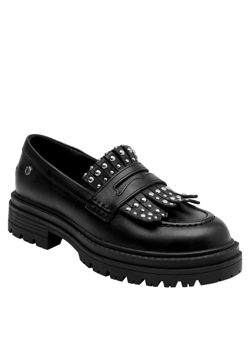 Mocasín de cuero negro, diseño resistente con tachas, versátil para eventos casuales.