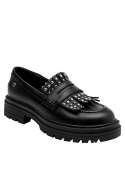 Mocasín de cuero negro, diseño resistente con tachas, versátil para eventos casuales.