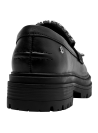 Calzado de cuero negro, mocasín femenino con tachas, ideal para estilo urbano.