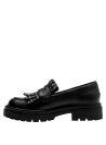 Mocasín casual negro de cuero, detalles punk con tachas para un look alternativo.