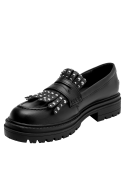 Mocasín de cuero negro con tachas metálicas, diseño elegante y moderno para mujer.