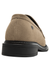 Mocasín de cuero taupe para mujer con detalle metálico, ideal para estilo casual y eventos semi-formales.