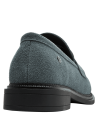 Mocasín de cuero celeste para mujer con hebilla metálica, estilo casual y suela negra contrastante.