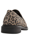 Mocasín de cuero animal print leopardo para mujer con hebilla dorada, estilo casual y elegante.