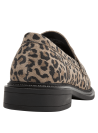 Mocasín de cuero animal print leopardo para mujer con hebilla dorada, estilo casual y elegante.