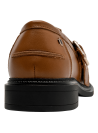 Mocasín de cuero camel para mujer con hebilla dorada, estilo casual elegante.