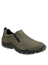 Calzado masculino outdoor de cuero verde oliva con elásticos laterales para mayor comodidad.