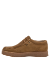 Botín taupe de cuero gamuza, estilo casual, adecuado para oficina informal y salidas relajadas.