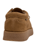 Botín taupe de cuero gamuza para hombre, estilo casual, con cordones sencillos y costuras claras.