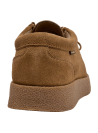 Botín taupe de cuero gamuza para hombre, estilo casual, con cordones sencillos y costuras claras.