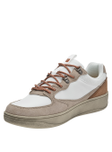Zapatilla casual de cuero blanco para hombre con tonos beige y café, ideal para street style.