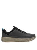 zapatilla urbana de cuero negro para hombre, con suela gris y detalles en azul, versátil y moderna