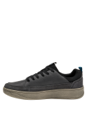 zapatilla masculina de cuero negro con suela gris y detalle azul, perfecta para el estilo casual