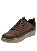 Zapatilla de cuero café para hombre con diseño urbano y costuras decorativas.