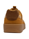 Zapatilla de hombre en cuero camel con costuras decorativas y diseño urbano.