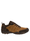 Zapatilla de cuero café para hombre, versátil y moderna, ideal para ocasiones informales y comodidad.