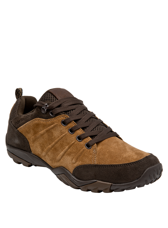 Zapatilla de cuero café para hombre, con contraste de tonos oscuros, adecuada para un estilo desenfadado.