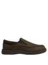 Zapato casual de cuero café oscuro para hombre, textura mate, diseño slip-on con punta redondeada.