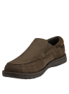 Mocasín slip-on de cuero café oscuro, estilo casual, textura suave y mate, sin cordones.