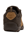 Zapatilla de cuero café para hombre, estilo outdoor, con detalles en costuras y ojales metálicos.
