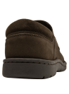 Zapato mocasín de cuero café oscuro para hombre, diseño casual con costuras visibles y punta redondeada.