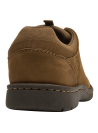 Zapato de cuero café para hombre, estilo casual, ojales metálicos y costuras visibles.