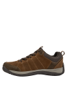 Calzado de cuero café para hombre, textura suave, cordones y costuras a juego.