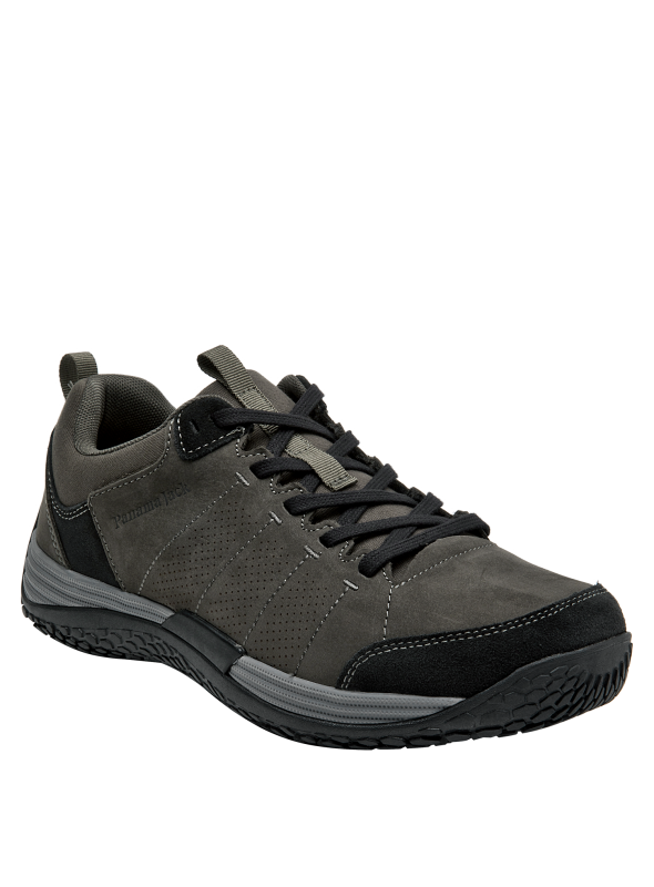 Zapato de cuero gris para hombre con detalles textiles y diseño urbano.