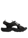 sandalia negra de cuero para hombre, perfecta para paseos urbanos o reuniones informales por su comodidad y soporte.