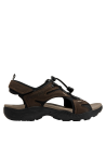 Sandalia masculina en cuero café oscuro, estilo utilitario, adecuada para paseos y uso diario en climas cálidos.