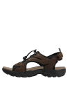 Sandalia masculina en cuero café oscuro, ideal para actividades al aire libre, con malla negra transpirable.
