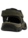 Sandalia verde de cuero para hombre con diseño outdoor y detalles de malla negra para ventilación.
