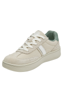 calzado de cuero beige con detalle verde en el talón y cordones blancos
