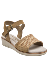 Sandalia casual de cuero beige claro para mujer, perfecta para ropa veraniega y ocasiones informales.