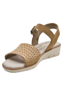 Sandalia casual de cuero beige claro para mujer, diseño moderno ideal para clima cálido y combinaciones versátiles.