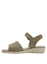 Sandalia verde de cuero para mujer, detalle de textura trenzada en la parte delantera, estilo casual.